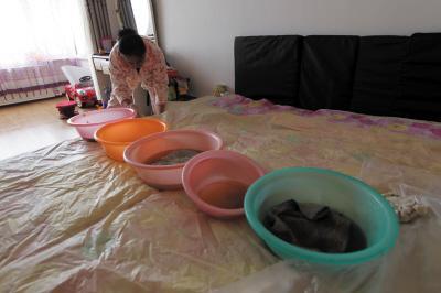 武昌楼上漏水，住户失联，小区没物管，业主维权难！律师来支招……